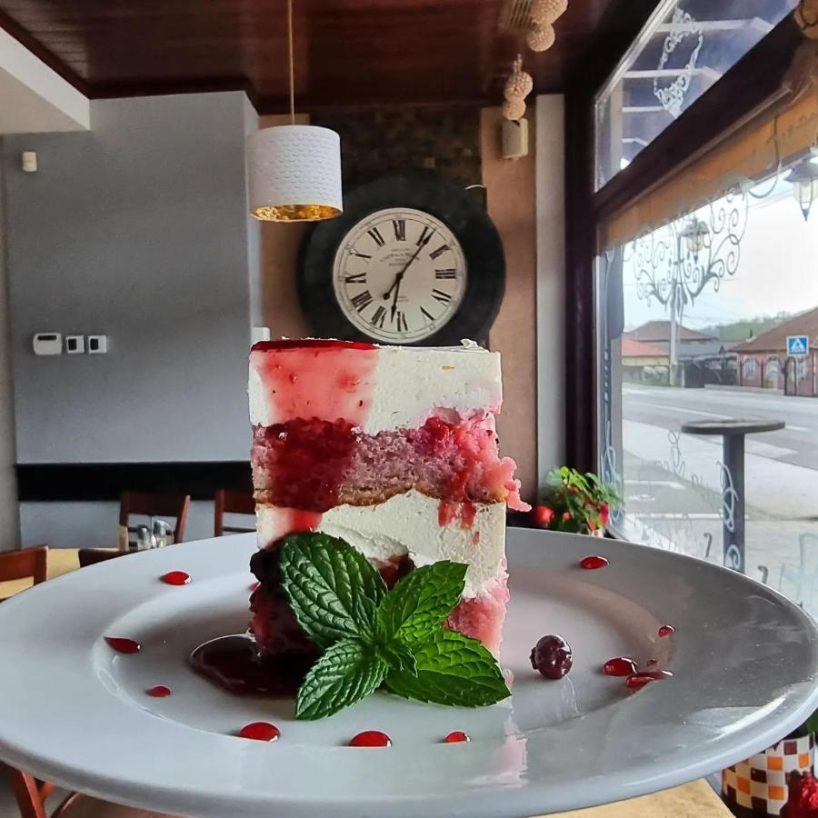 Pensiunea Casa Georgia Comanesti  Екстер'єр фото